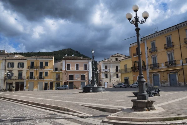 Popoli (Abruzzi, Itálie): hlavní náměstí — Stock fotografie