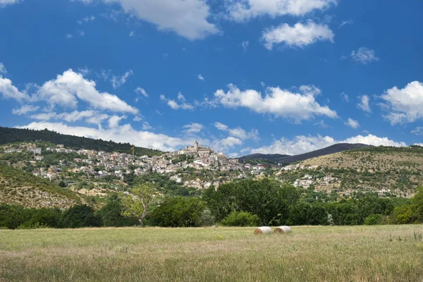 Paisaje de montaña en Abruzos en verano — Foto de Stock