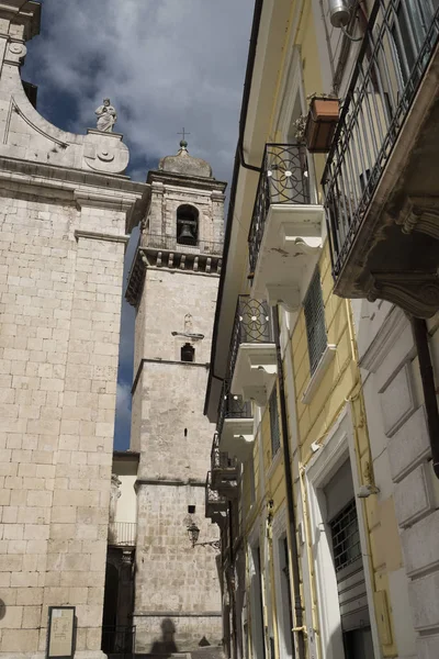 Popoli (Abruzzo, Italia): la piazza principale del paese — Foto Stock