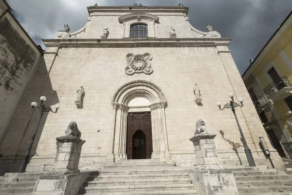 Popoli (Abruzos, Italia): la plaza principal de la ciudad, iglesia —  Fotos de Stock