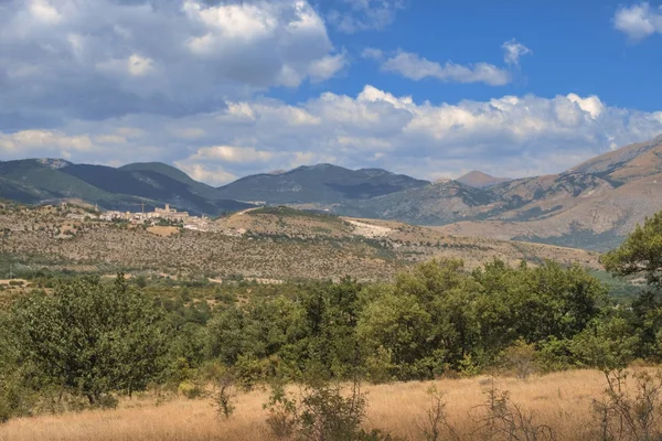 Paisagem de montanha em Abruzzi no verão — Fotografia de Stock