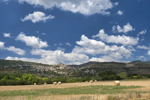 Hegyi táj az Abruzzi-nyári — Stock Fotó