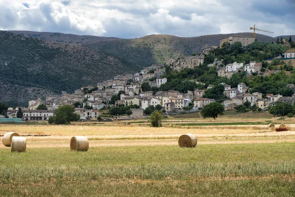 Bergslandskap i Abruzzi på sommaren — Stockfoto