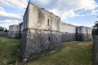 L'Aquila (Abruzzi, İtalya): kalenin