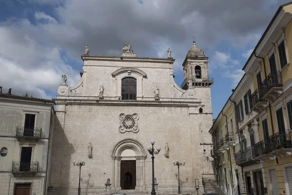 Popoli (Abruzos, Italia): la plaza principal de la ciudad — Foto de Stock