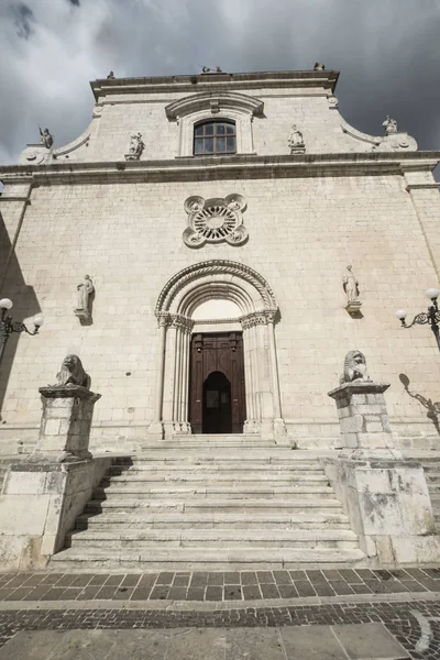 Popoli (Abruzos, Italia): la plaza principal de la ciudad, iglesia —  Fotos de Stock