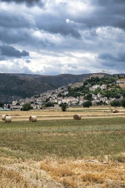 Paisaje de montaña en Abruzos en verano — Foto de Stock