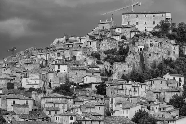 Navelli, centro storico in Abruzzo (Italia) ) — Foto Stock