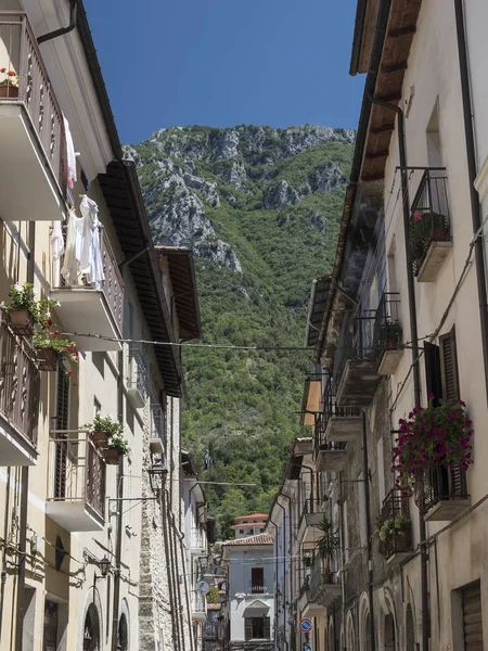 Antrodoco (rieti, lazio, italien), alte straße — Stockfoto