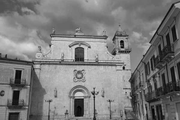 Popoli (Abruzos, Italia): la plaza principal de la ciudad —  Fotos de Stock