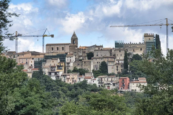 Bussi sul Tirino, historické město v Abruzzi — Stock fotografie