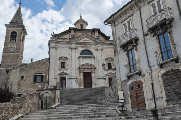 Сулмона (Абруцці, Італія), церква Сантіссіма Трініта. — стокове фото