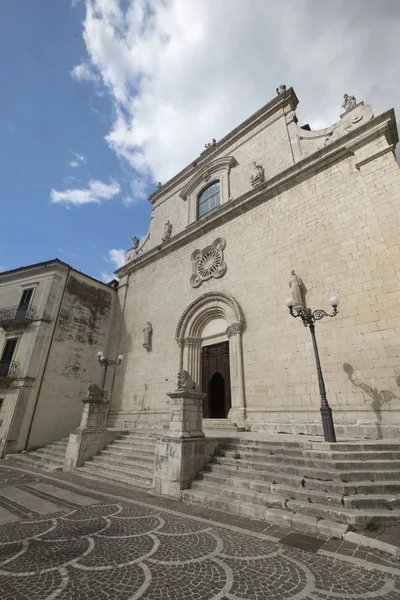 Popoli (Абруццо, Італія): головне місто площа, церква — стокове фото