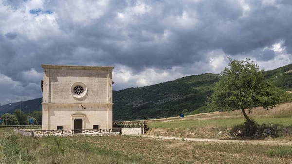 Středověký kostel Civitaretenga (Abruzzi, Itálie) — Stock fotografie