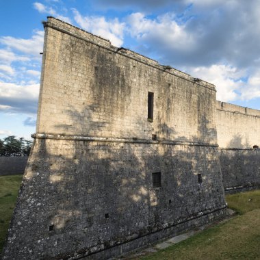 L'Aquila (Abruzzi, İtalya): kalenin