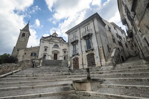 Sulmona (Abruzzi, Italy)，Naqussima Trinita Church — 图库照片