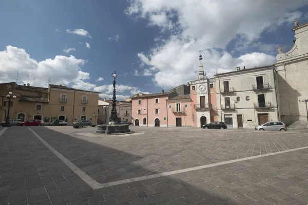 Popoli (Abruzos, Italia): la plaza principal de la ciudad — Foto de Stock