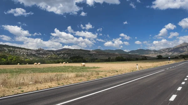 Mountain landscape in Abruzzi at summer — Stock Photo, Image