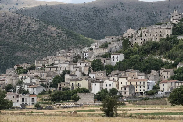 Bergslandskap i Abruzzi på sommaren — Stockfoto