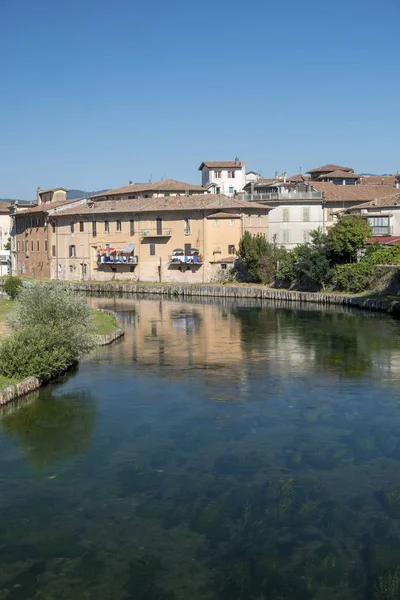 Rieti (Italien), langs Velino-floden - Stock-foto