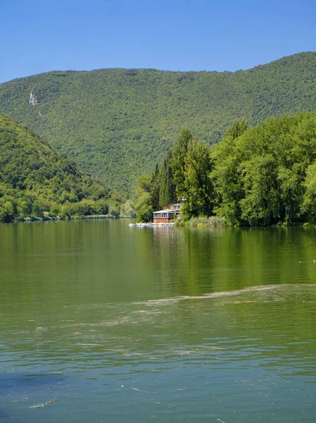 Lago de Piediluco (Umbría, Italia) en verano — Foto de Stock