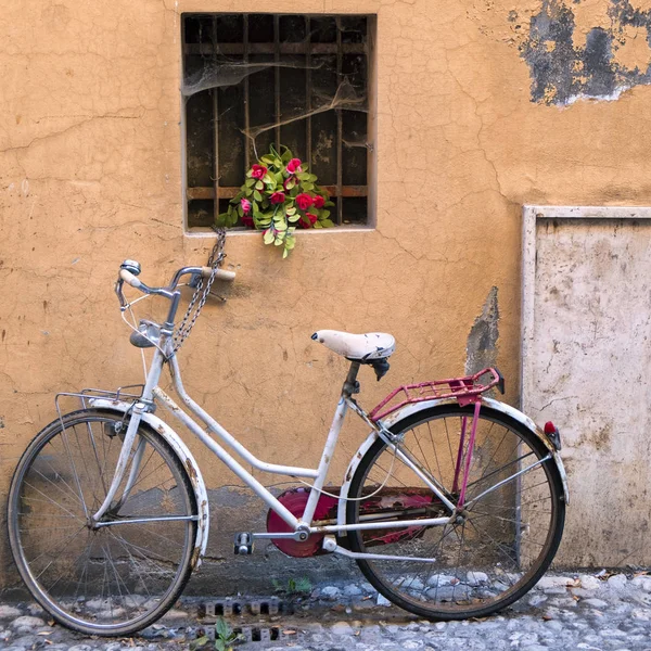 Rieti (Itália), bicicleta branca e flores — Fotografia de Stock