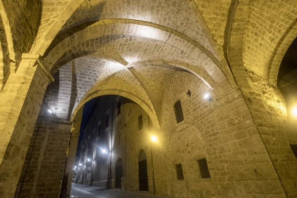 Rieti (Italien), historiska byggnader på kvällen — Stockfoto