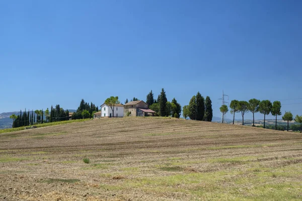 Τυπικό αγρόκτημα σε Umbria (Ιταλία) το καλοκαίρι — Φωτογραφία Αρχείου