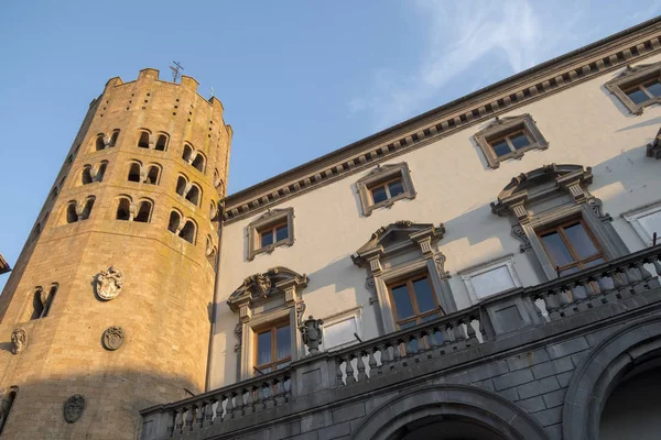 Orvieto (Umbria, Italy), historic buildings in Piazza della Repu — Stock Photo, Image