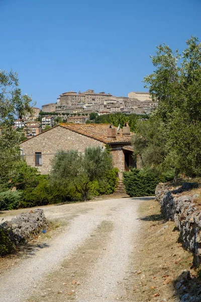 Landhaus in der Nähe von lugnano in teverina (umbrien, italien) — Stockfoto