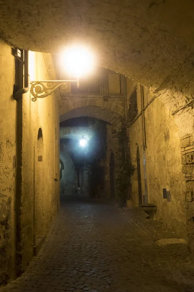 オルヴィエート (イタリア、ウンブリア) 夜の古い町並み — ストック写真