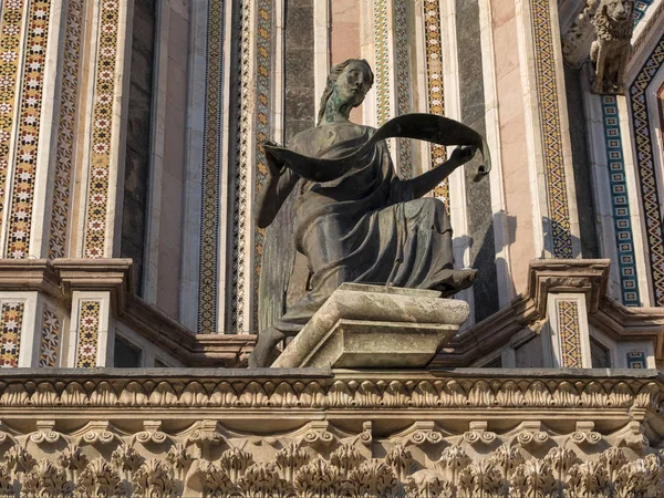 Orvieto (Umbrie, Itálie), fasáda středověké katedrály nebo Du — Stock fotografie