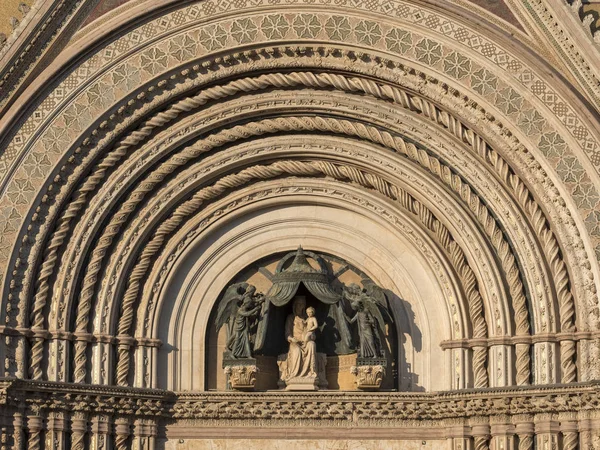 Orvieto (Umbria, Olaszország), a középkori katedrális, vagy a Du homlokzata — Stock Fotó