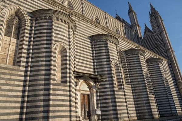 Orvieto (Umbrien, Italien), sida av den medeltida katedralen, eller Duom — Stockfoto