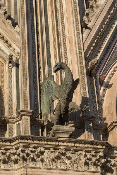 Orvieto (Umbria, Italy), gevel of de middeleeuwse kathedraal, Du — Stockfoto