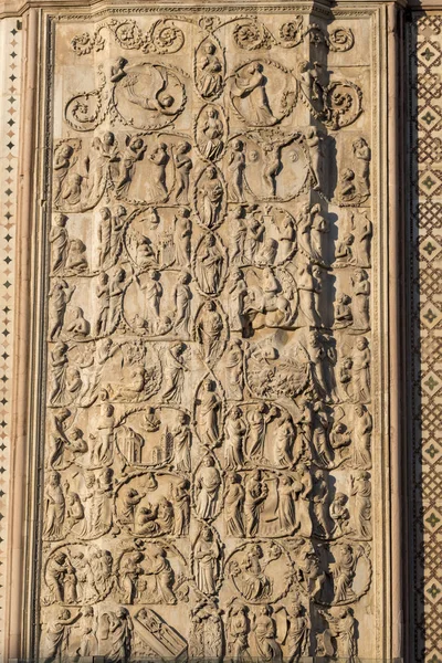 奥维多 (意大利翁布里亚), 中世纪大教堂的门面, 或杜 — 图库照片