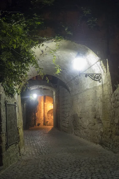 Orvieto (Umbría, Italia), calle vieja por la noche — Foto de Stock