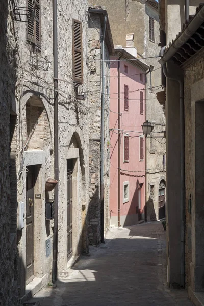 概況 (ウンブリア州、イタリアの Lugnano の歴史的な町) — ストック写真