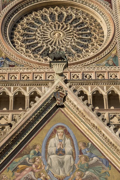 Orvieto (Umbría, Italia), fachada de la catedral medieval, o Du — Foto de Stock