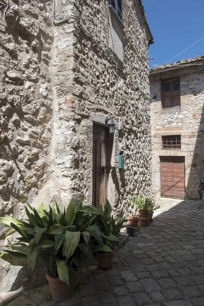 概況 (ウンブリア州、イタリアの Lugnano の歴史的な町) — ストック写真