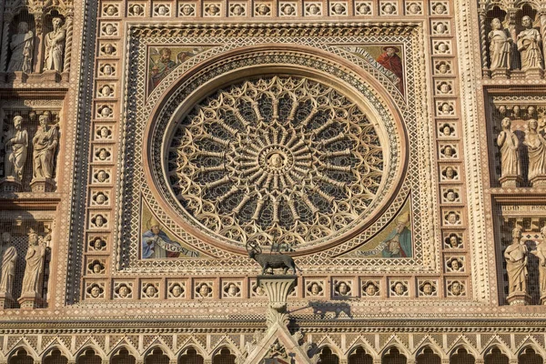 Orvieto (Umbria, Italy), gevel of de middeleeuwse kathedraal, Du — Stockfoto
