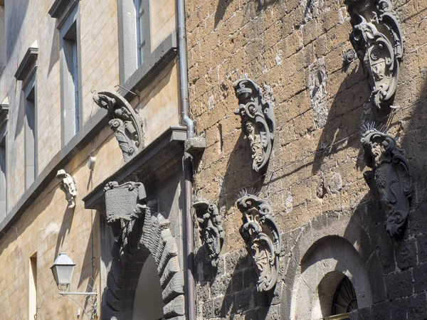 Orvieto, Umbria, Italy: historic street with friezes — Stock Photo, Image
