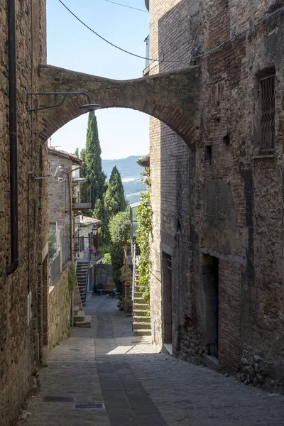 Todi, Umbrie, historické budovy — Stock fotografie