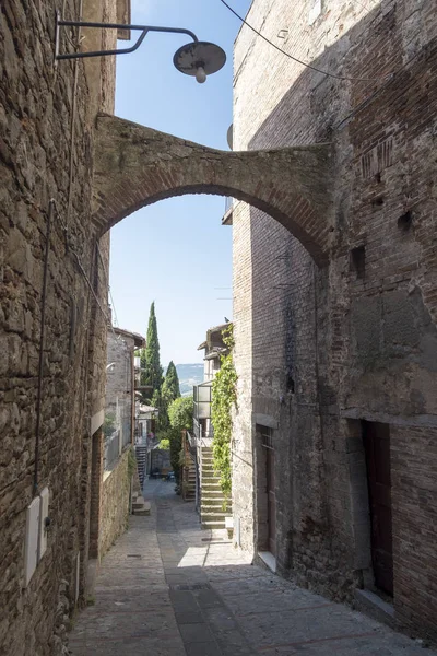 Todi, Umbria, történelmi épületek — Stock Fotó