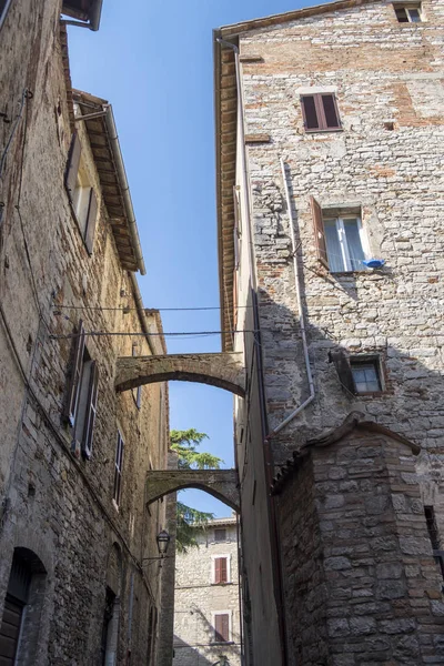 Todi, Umbria eski sokak — Stok fotoğraf