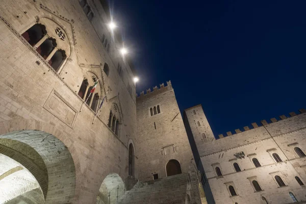 La piazza principale di Todi, Umbria, di notte — Foto Stock