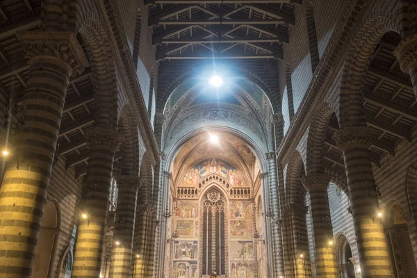 Orvieto (Umbría, Italia), interior de la catedral medieval, o — Foto de Stock