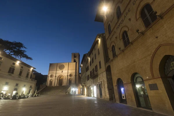 La plaza principal de Todi, Umbría, Duomo por la noche —  Fotos de Stock