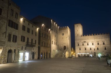 Todi, Umbria, ana kare gece tarafından