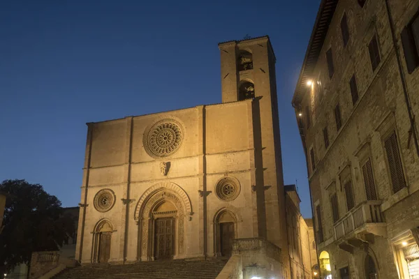 La plaza principal de Todi, Umbría, Duomo por la noche —  Fotos de Stock